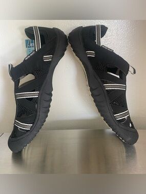 NEW WOMENS SANDALS/SPORT SHOES